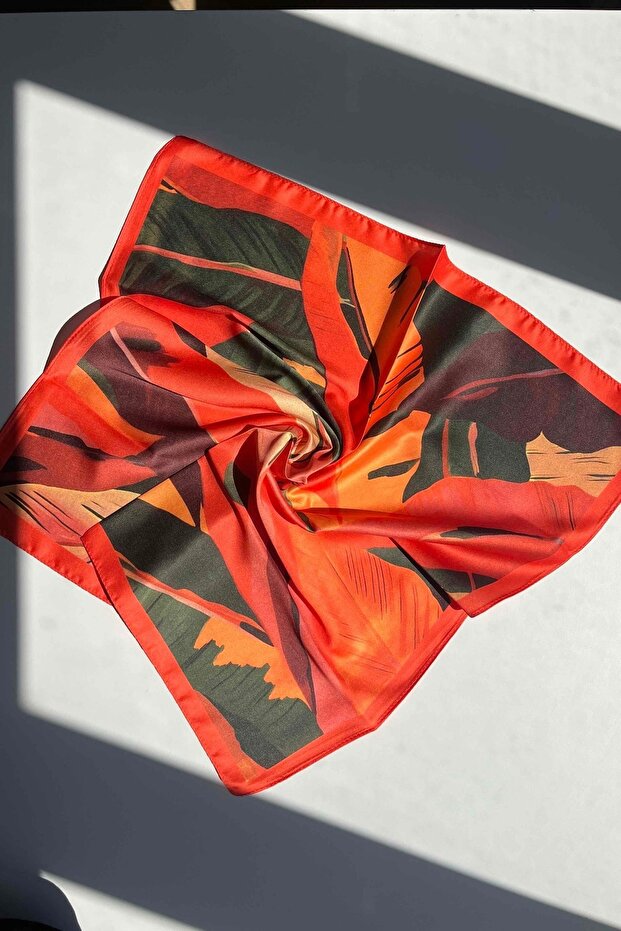 وشاح برتقالي منقوش بأوراق الشجر - 1