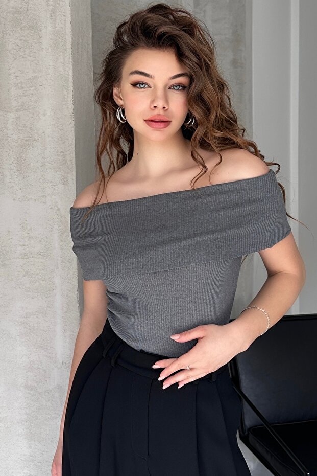 Madonna Collar Sleeveless Corded Fabric Ribbed Knit Blouse
