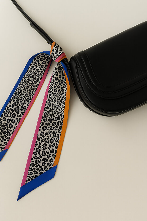 إكسسوار منقوش بربطة عنق ووشاح - 1