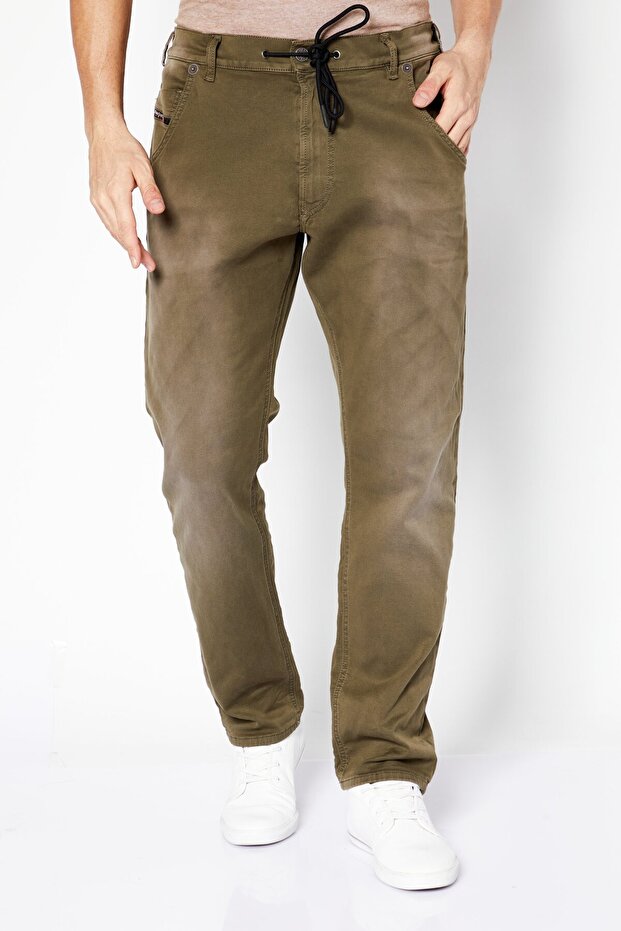 بنطلون جينز رجالي بقصة عادية وقابل للتمدد، لون زيتوني - 1