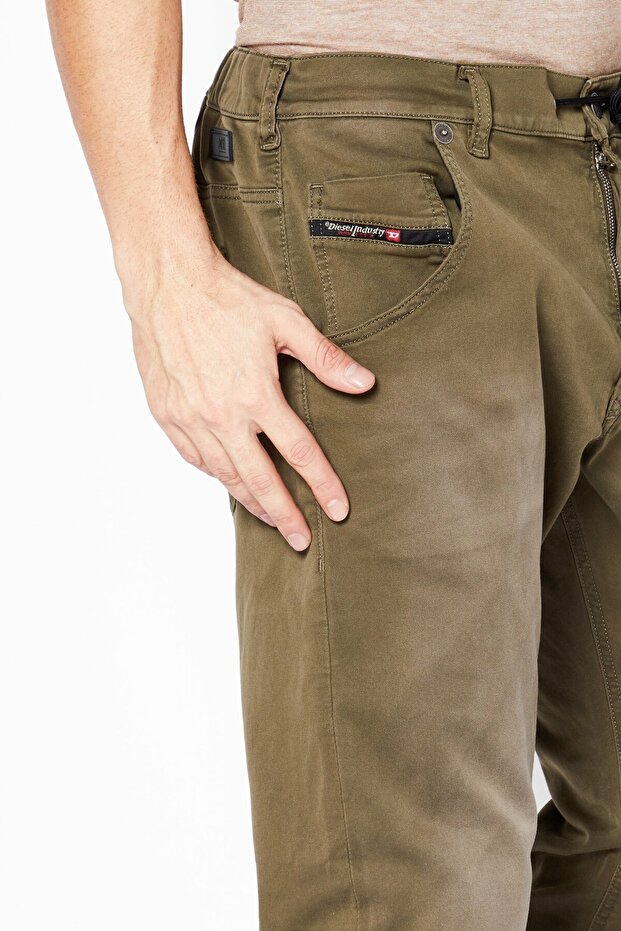 بنطلون جينز رجالي بقصة عادية وقابل للتمدد، لون زيتوني - 3