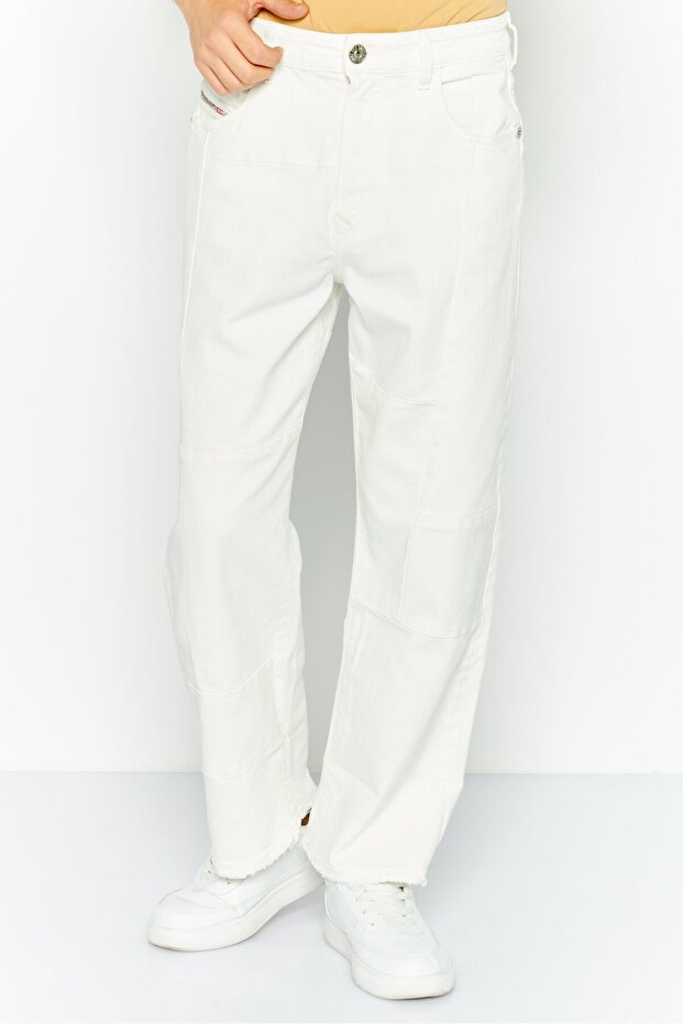 بنطلون جينز رجالي بقصّة مستقيمة ومطاط، لون أبيض فاتح - 1