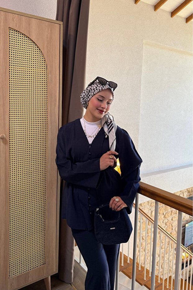 بدلة بأزرار على شكل حرف V - 4