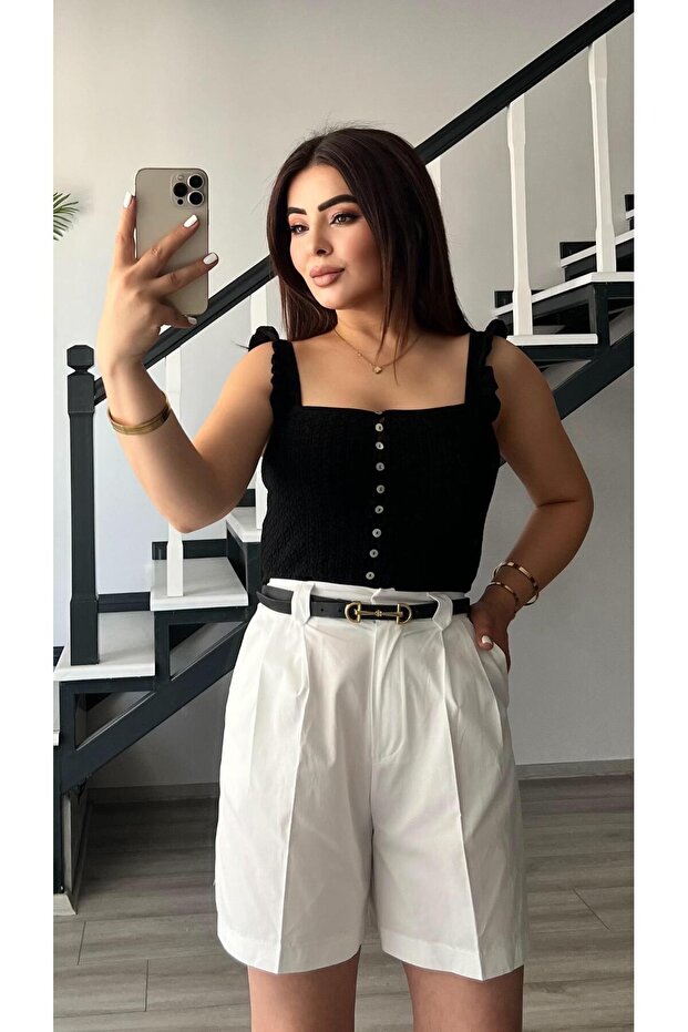 بلوزة بأزرار مكشكشة باللون الأسود - 4