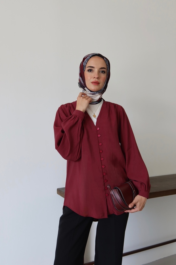 قميص بياقة على شكل حرف V وأزرار أمامية مفصلة باللون الأحمر الداكن