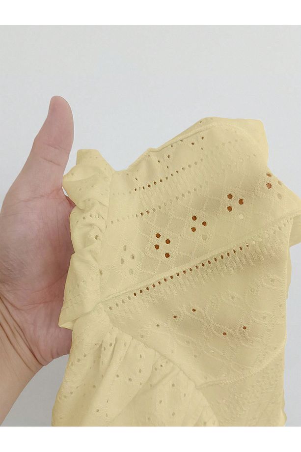 Sarı Nakış Desenli göğüs Dekolteli Geniş Askılı Üst Crop - 4