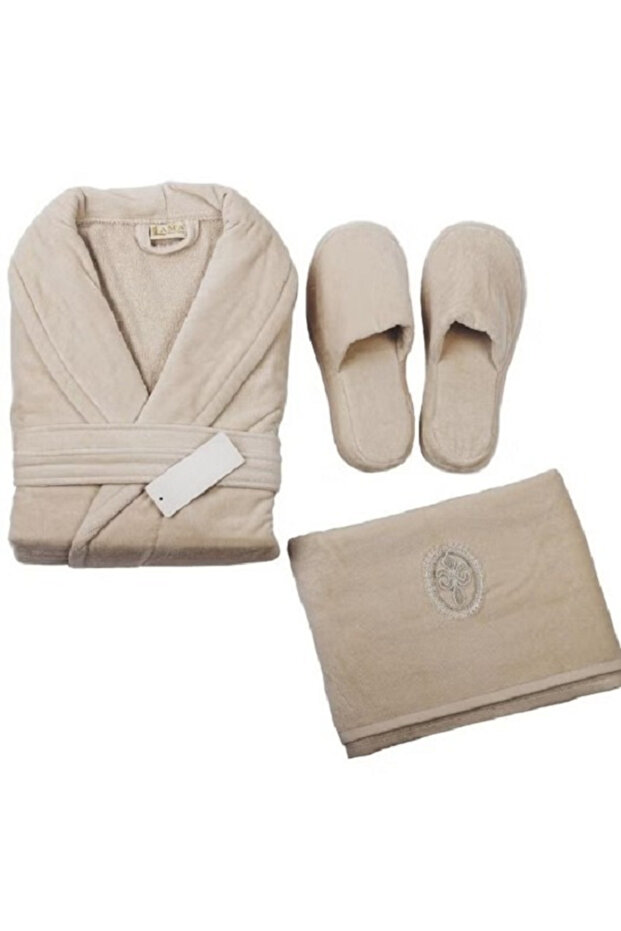 شخص يرتدي رداء الحمام - 1