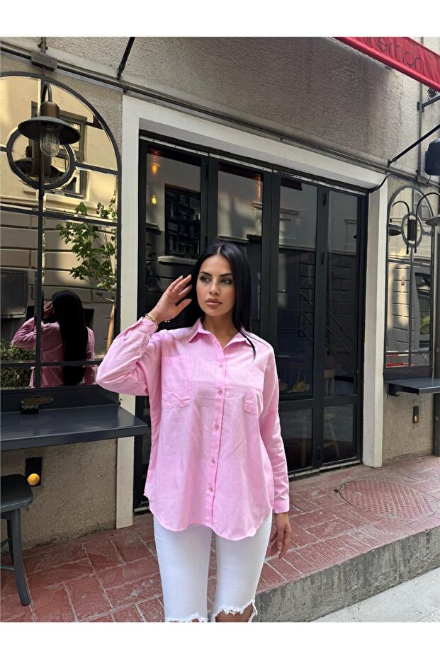قميص وردي كبير الحجم من مزيج القطن مع جيوب