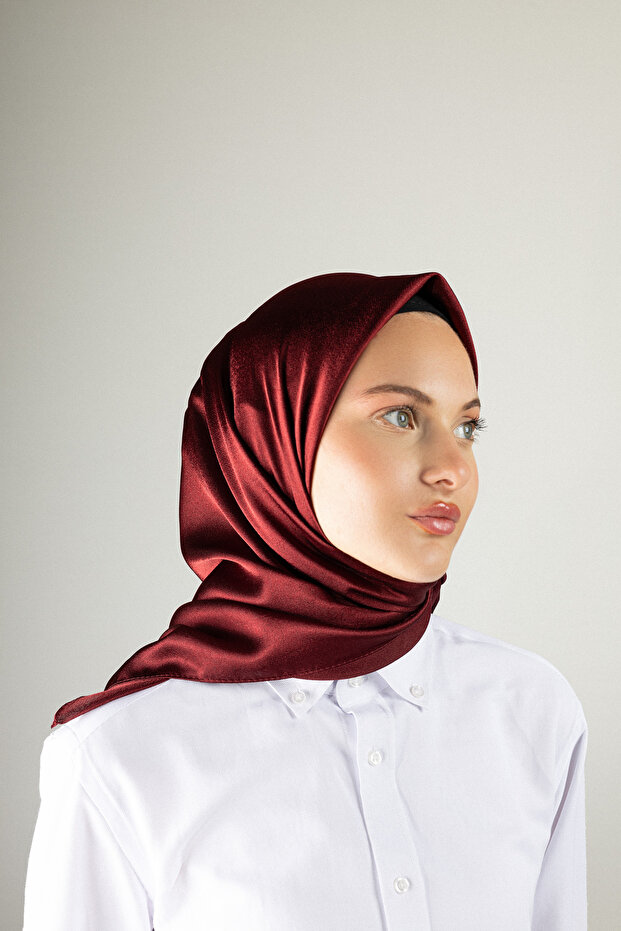 وشاح Aura ذو اللون الموحد - خيار أنيق للتنسيقات الكاجوال والمتقنية