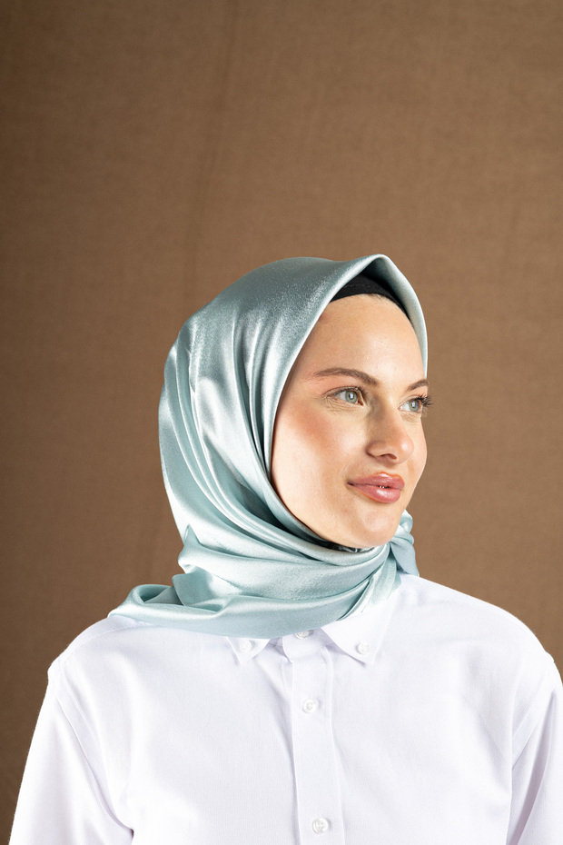 وشاح Aura ذو اللون الموحد - خيار أنيق للتنسيقات الكاجوال والمتقنية