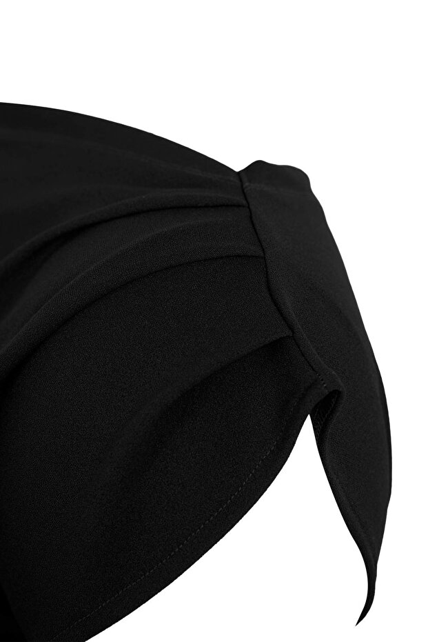Siyah Büzgü/Drape Detaylı Dökümlü Asimetrik Yaka Örme Bluz TBBSS25AF00119 - 7