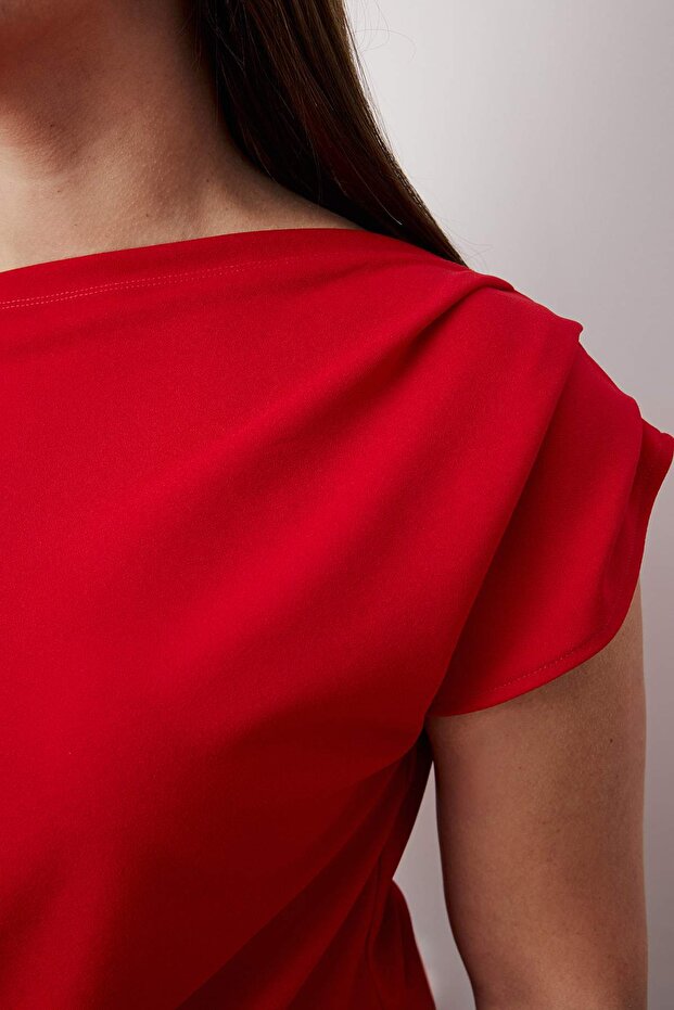 Yılbaşı Kırmızı Büzgü/Drape Detaylı Dökümlü Asimetrik Yaka Örme Bluz TBBSS25AF00119 - 3