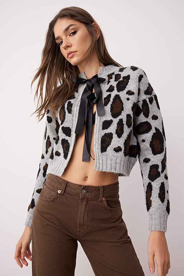 Açık Gri Leopar Desenli Crop Yumuşak Dokulu Triko Hırka TWOAW25HI00355 - 2