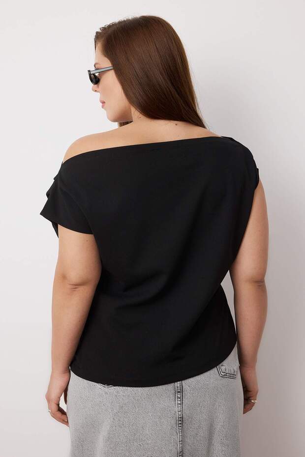 Siyah Büzgü/Drape Detaylı Dökümlü Asimetrik Yaka Örme Bluz TBBSS25AF00119 - 4