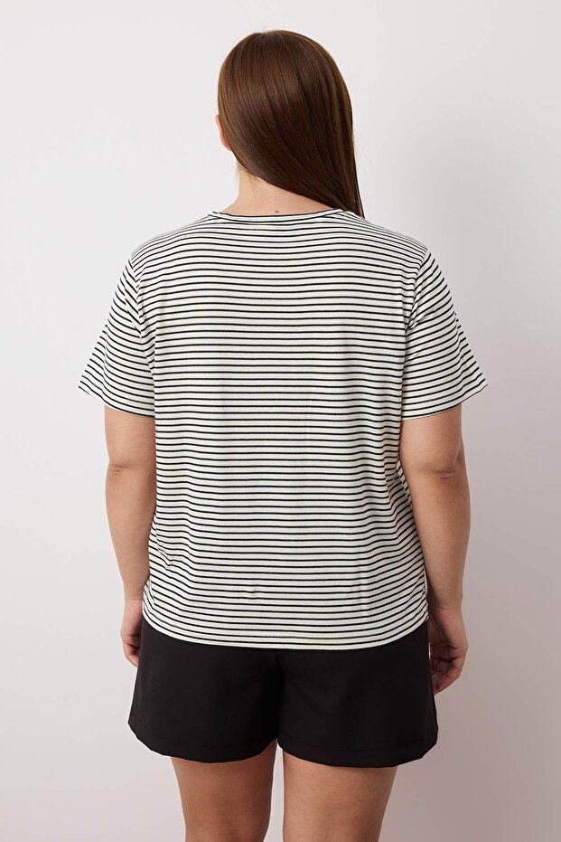 Siyah Kalp Nakışlı Regular/Normal Kalıp Örme T-Shirt TBBSS25BF00083 - 4