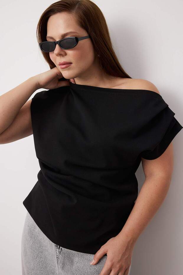 Siyah Büzgü/Drape Detaylı Dökümlü Asimetrik Yaka Örme Bluz TBBSS25AF00119 - 2