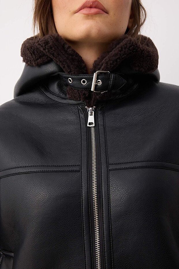 Siyah Regular Kalıp Kapüşonlu Peluş Detaylı Suni Deri Mont TWOAW26MO00013 - 4