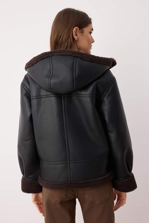 Siyah Regular Kalıp Kapüşonlu Peluş Detaylı Suni Deri Mont TWOAW26MO00013 - 5