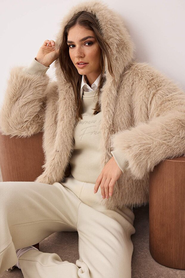 Beżowy oversize'owy wzór futrzany płaszcz z kapturem TWOAW26MO00025 - 1