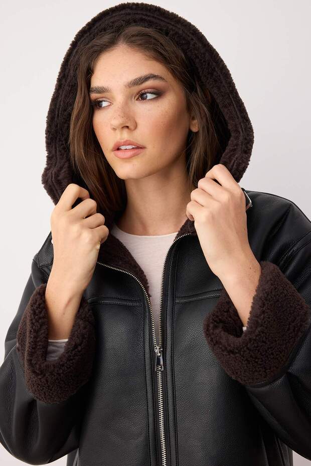 Siyah Regular Kalıp Kapüşonlu Peluş Detaylı Suni Deri Mont TWOAW26MO00013 - 3