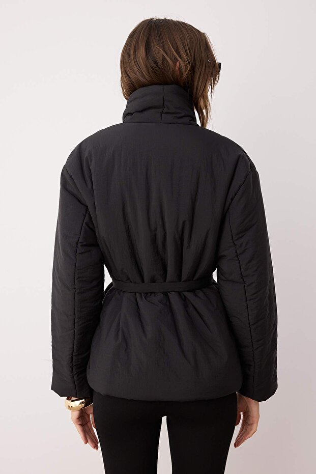 Siyah Oversize Kalıp Bağlama Detaylı Şişme Mont TWOAW26MO00112 - 4
