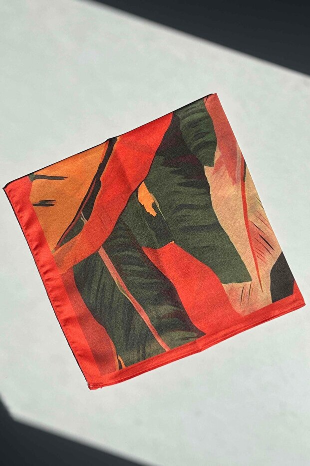 وشاح برتقالي منقوش بأوراق الشجر - 3