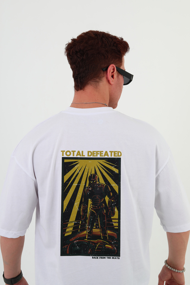تي شيرت كبير الحجم من Totaldefeated | طباعة ظهر بيضاء - تي شيرت للجنسين بتصميم صدر بسيط