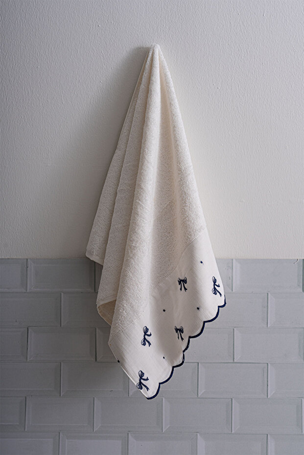 Serena Bow Embroidered Bath Towel (90 X 150 cm)