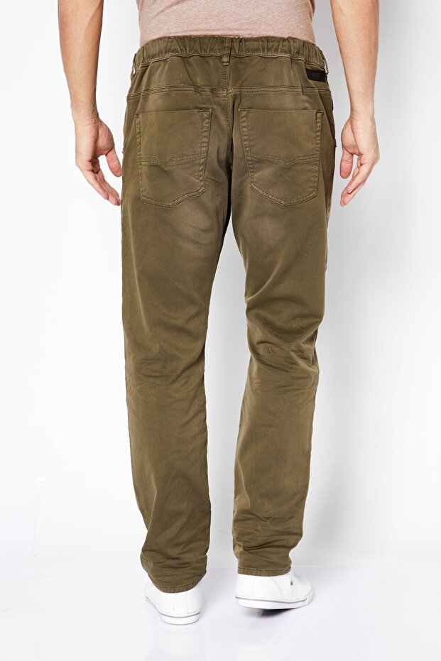 بنطلون جينز رجالي بقصة عادية وقابل للتمدد، لون زيتوني - 4