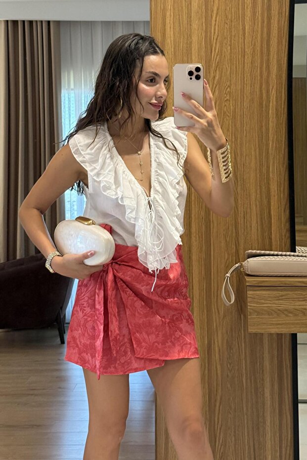 قميص Elvia أبيض مكشكش بدون أكمام