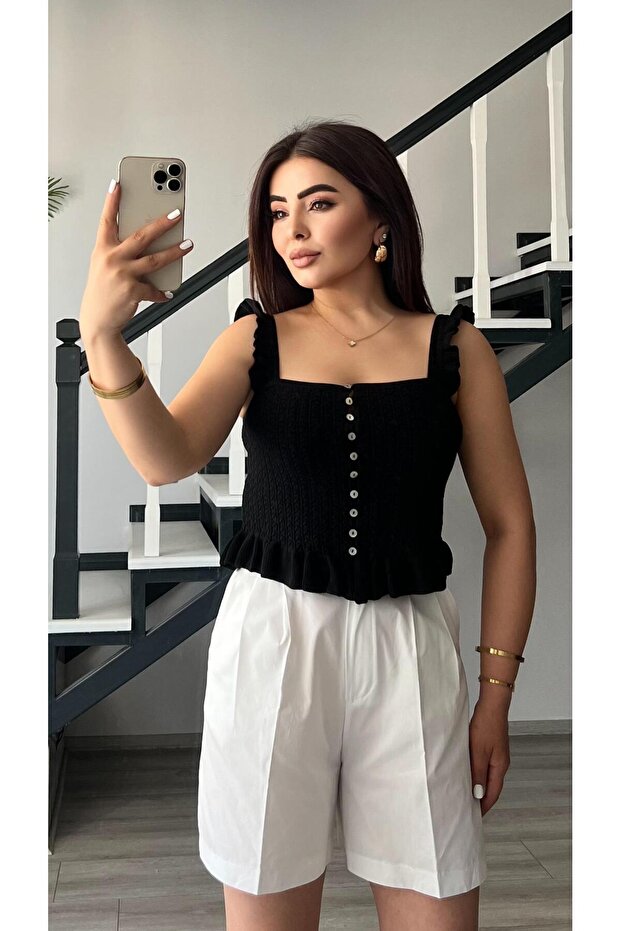 بلوزة بأزرار مكشكشة باللون الأسود - 1