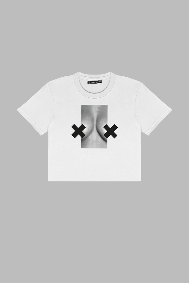 قم بإرسال توب أبيض قصير مطبوع عليه Nudes