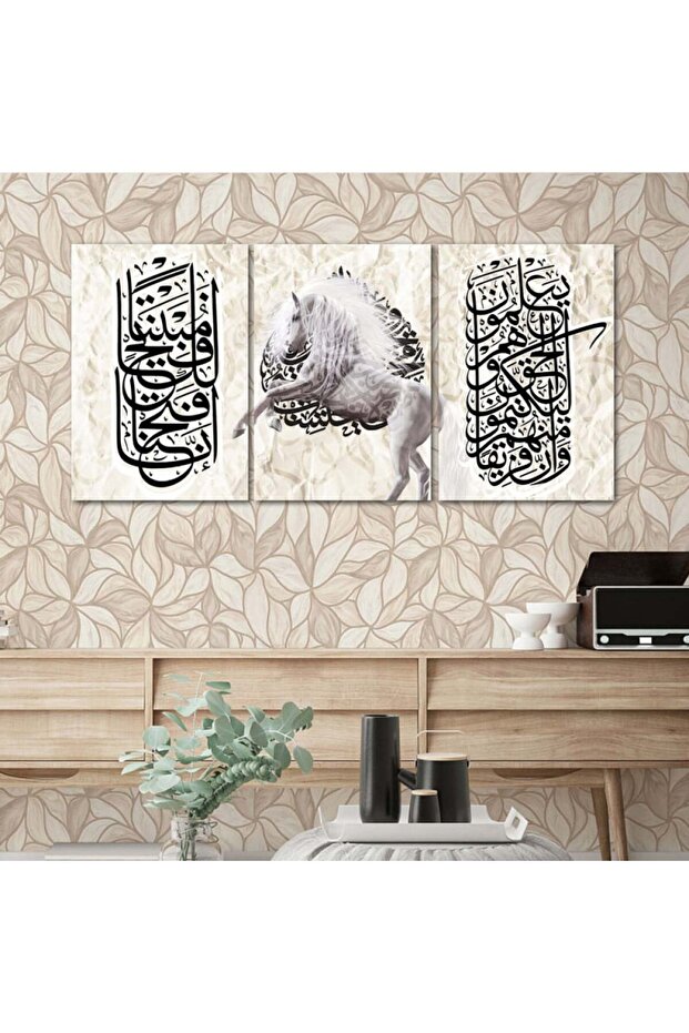 ثلاث لوحات قماشية بتصميم إسلامي مع برواز فضي مجوف