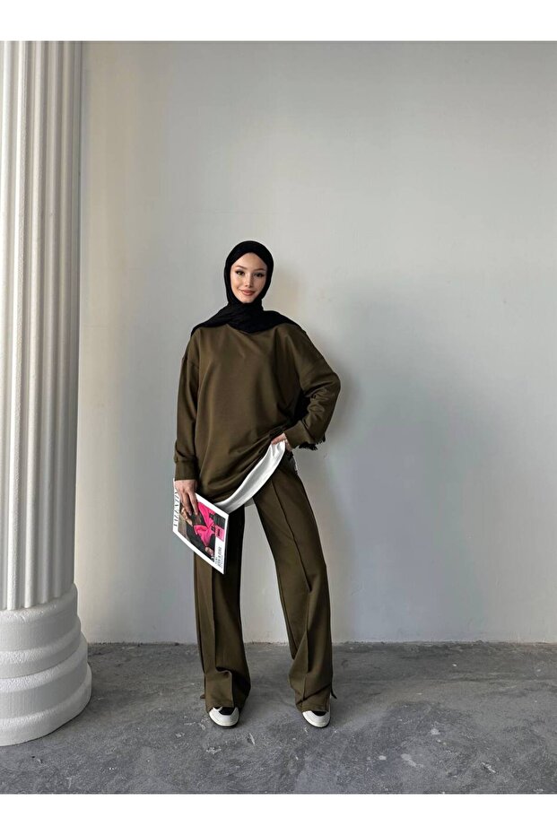 بدلة رياضية كبيرة الحجم من القماش المزدوج الخيط مع تفاصيل شقوق مزخرفة