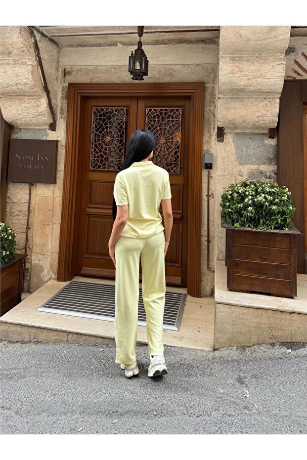 بدلة بولو ذات ياقة بولو من البوليستر الأصفر - 3