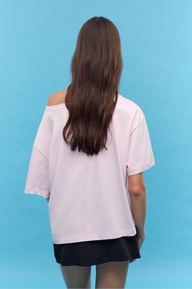 Baskılı geniş yaka tişört - 5