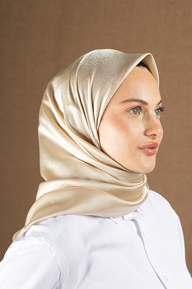 وشاح Aura ذو اللون الموحد - خيار أنيق للتنسيقات الكاجوال والمتقنية