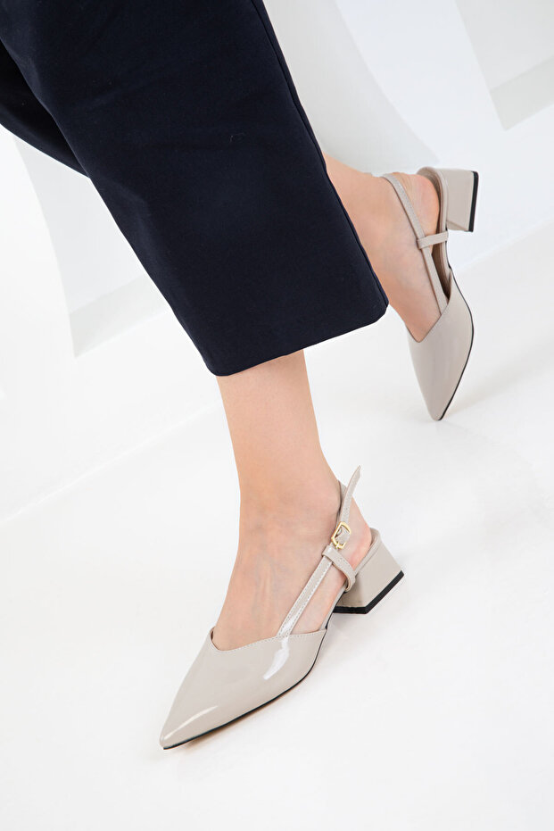 Beżowe lakierowane damskie klasyczne buty na wysokim obcasie 20286 - 4