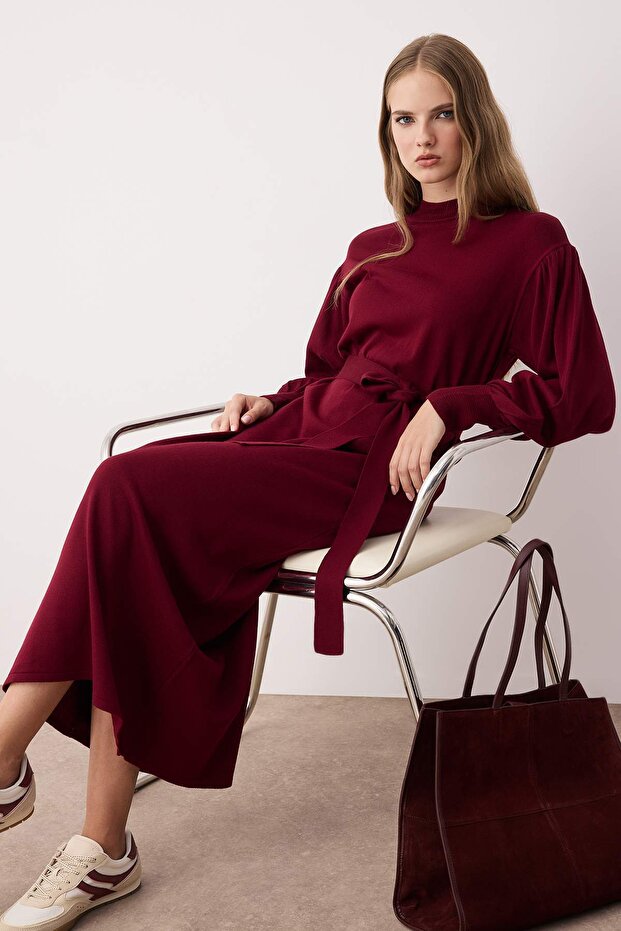Burgundowa sukienka dzianinowa z golfem i bufiastymi rękawami TCTAW24EB00023 - 1