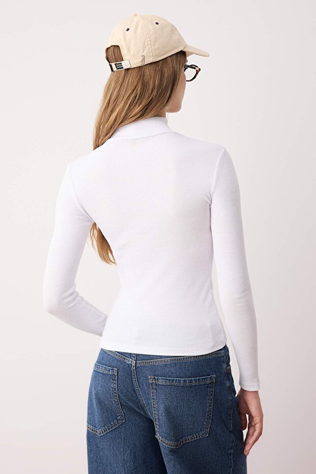 Beyaz Fitted/Vücuda Oturan Dik Yaka Uzun Kol Fitilli Esnek Örme Bluz TWOAW21BZ0423 - 4