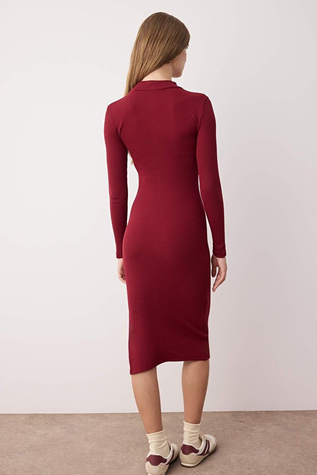 Elastyczna dzianina sznurkowa - sukienka midi z okrągłym dekoltem, rozcięcie, bordowa TWOAW21EL0135 - 8