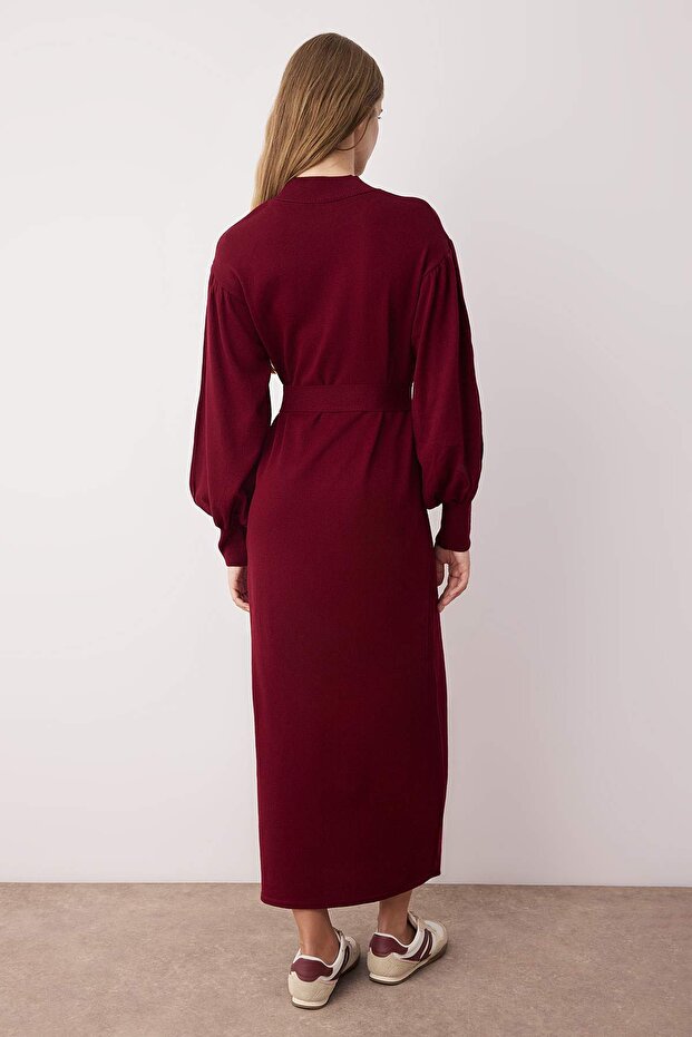 Burgundowa sukienka dzianinowa z golfem i bufiastymi rękawami TCTAW24EB00023 - 4