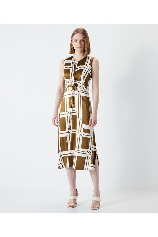 Gemustertes Kleid mit Perlen-Accessoires - 1