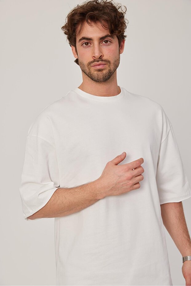 تي شيرت أبيض كبير الحجم بأكمام قصيرة - 2