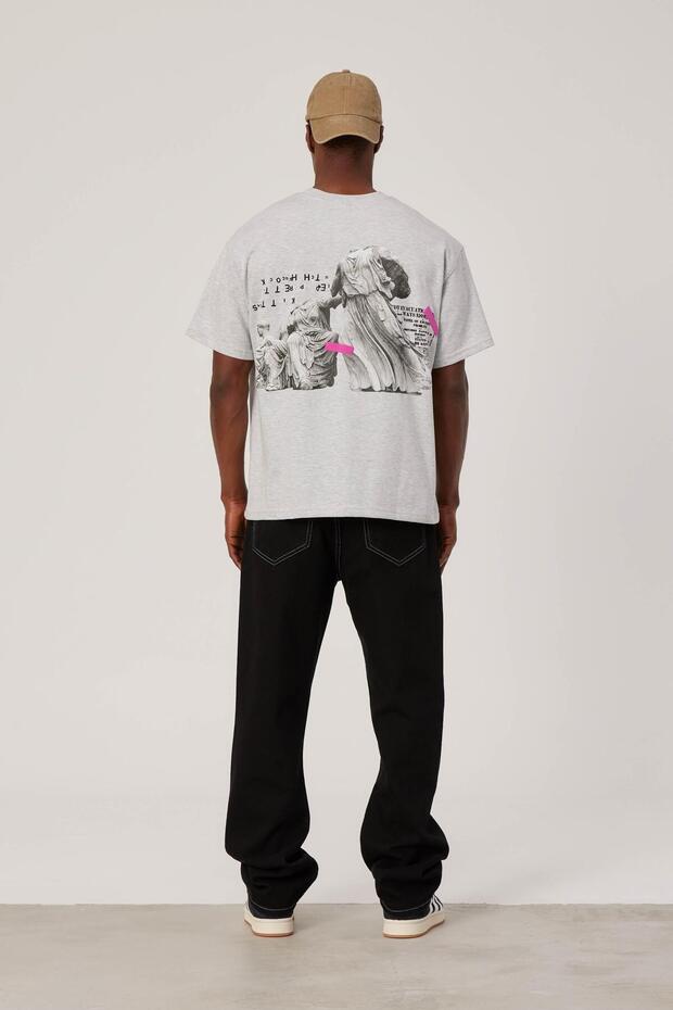 تيشيرت رمادي مطبوع عليه تمثال - 1