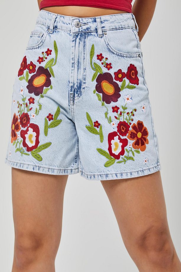 Kadın Ice Kot Rengi 3s5-3 Kırmızı Çiçek Nakışlı Midi Boy %100 Koton Rahat Kesim Tasarım Denim Şort - 1
