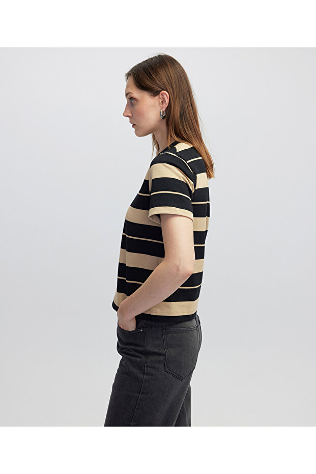 تي شيرت بنمط خط - 5