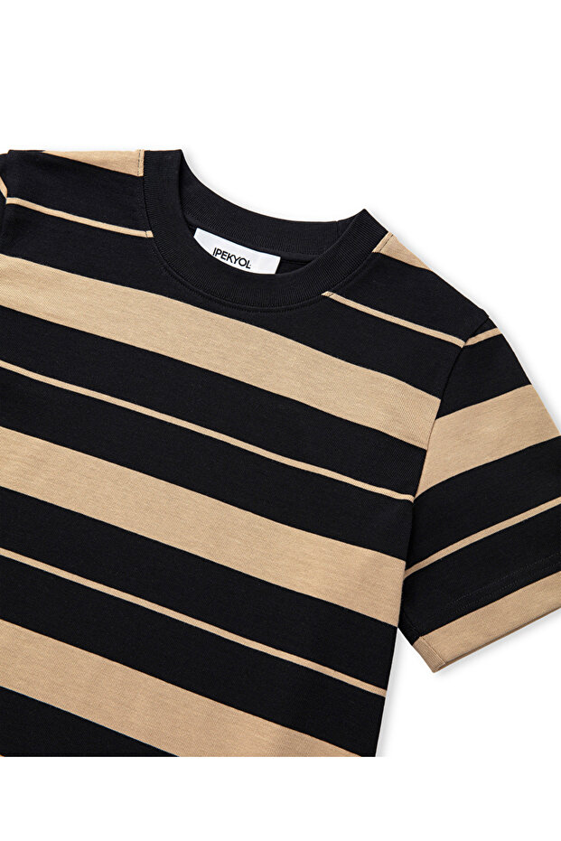 تي شيرت بنمط خط - 4