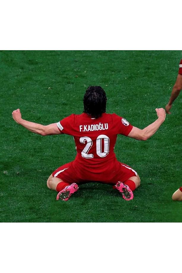 Türkiye Milli Takımı Euro 2024 F.e.r.d.i K.a.d.ı.o.ğ.l.u Deplasman Forması (RED) vs spor atlet - 1