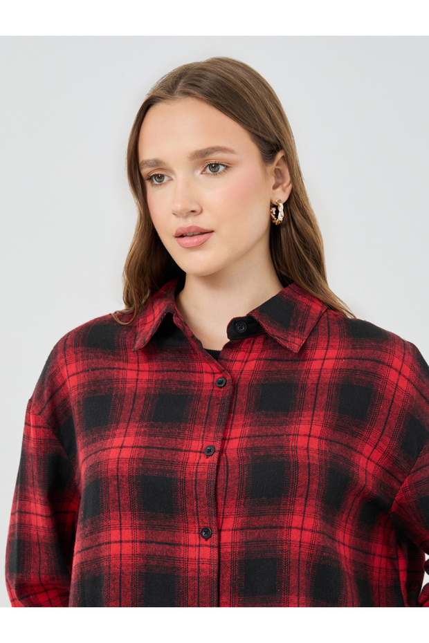 قميص كبير الحجم ذو ياقة منتشرة وأزرار منقوش - 3